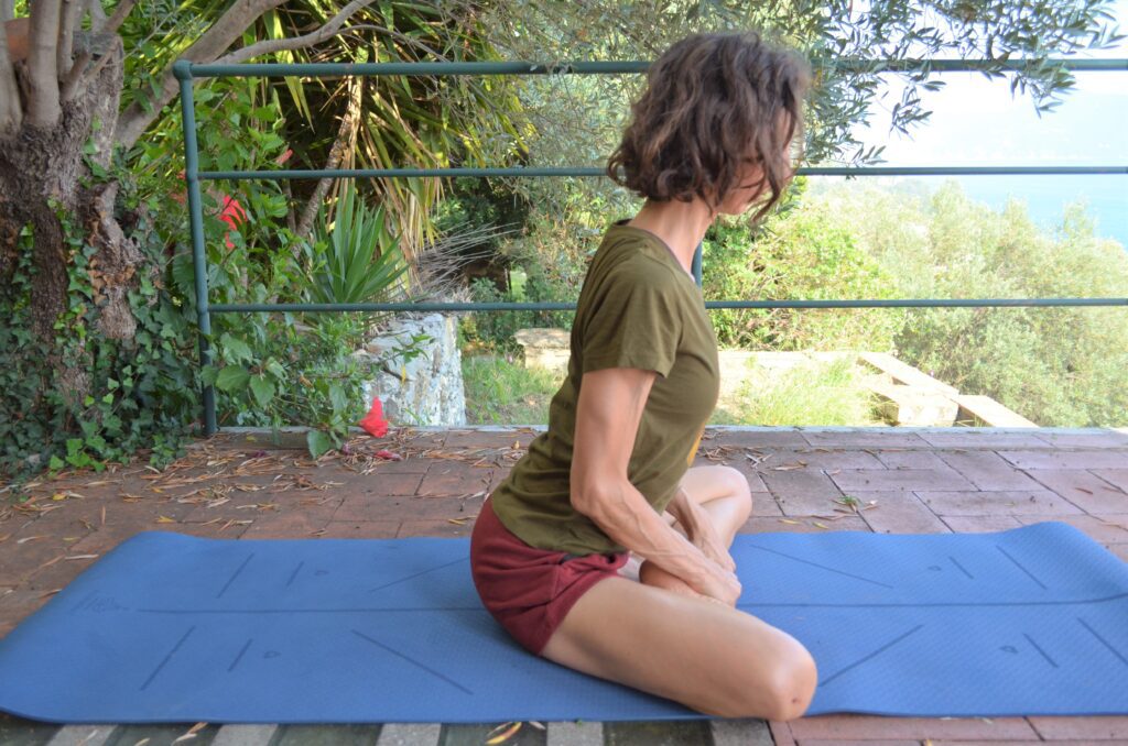 Mobilitazione colonna yoga al mattino 5 minuti